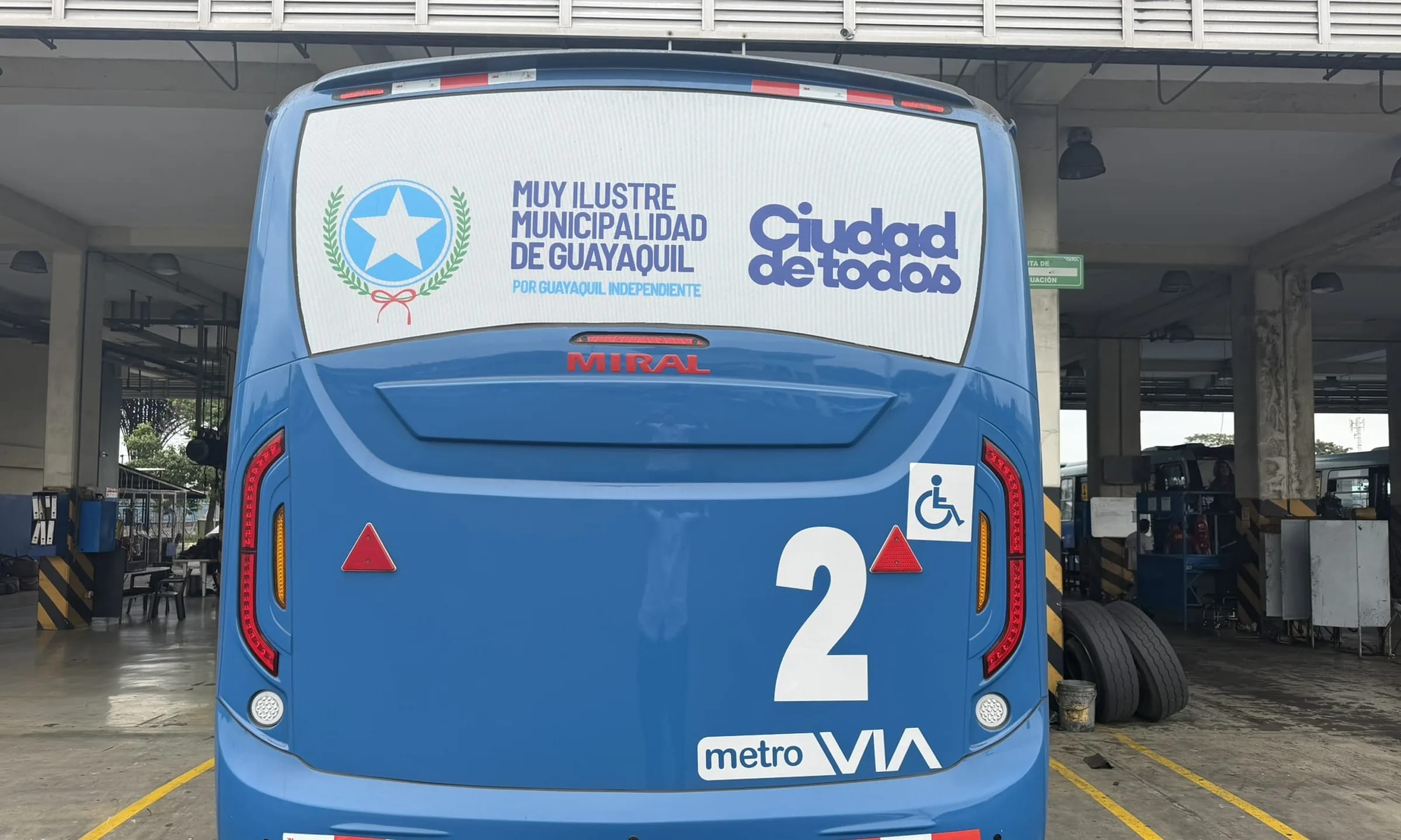 Unidad de MetroExpress detenida en un box de mantenimiento del terminal