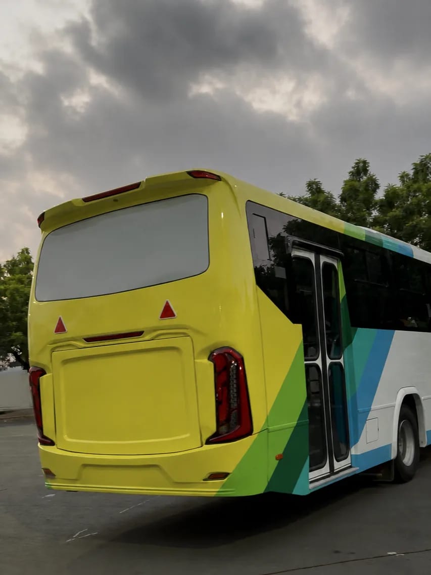 Unidad de MetroUrbano vista de tres cuartos desde atrás, con la retroventana sin rotulación