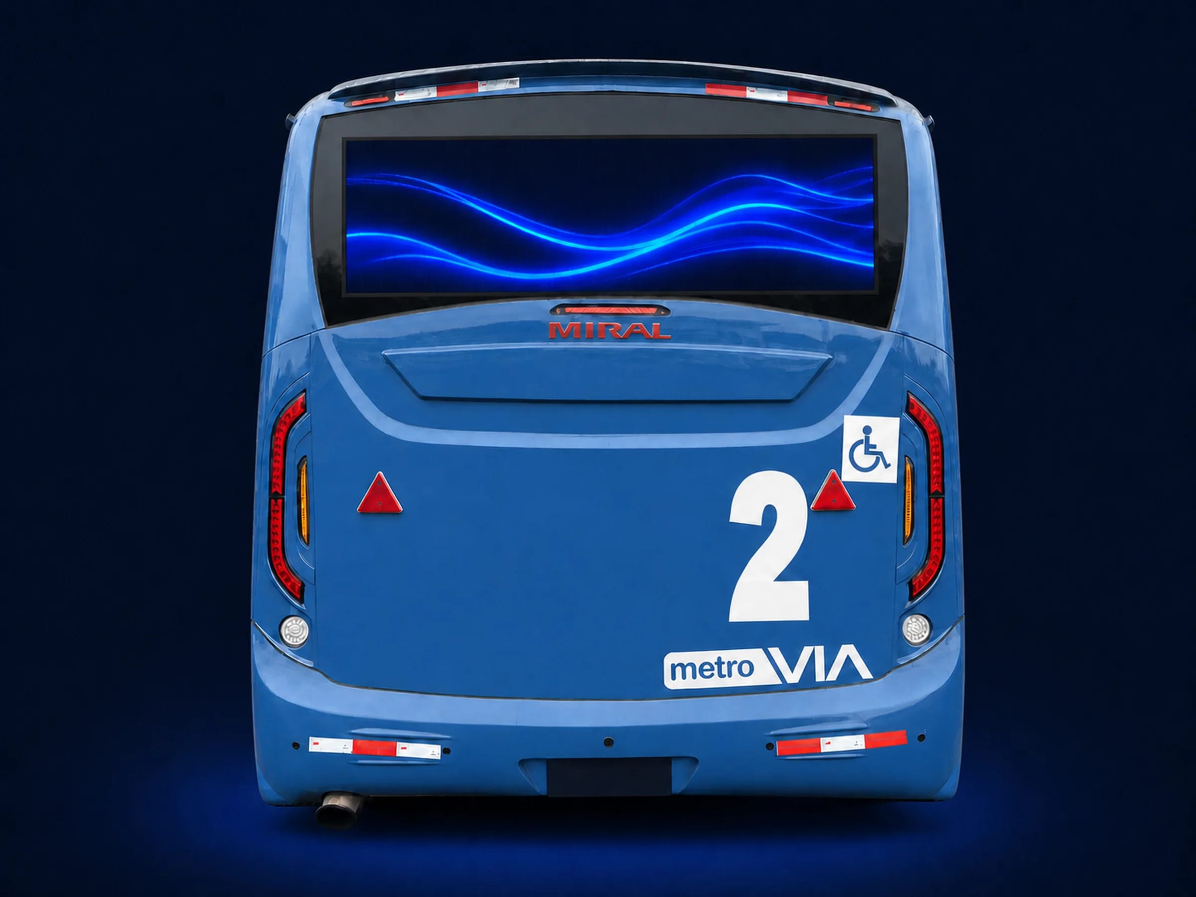 Pantalla LED instalada en la retroventana de un bus, encendida y vista de frente
