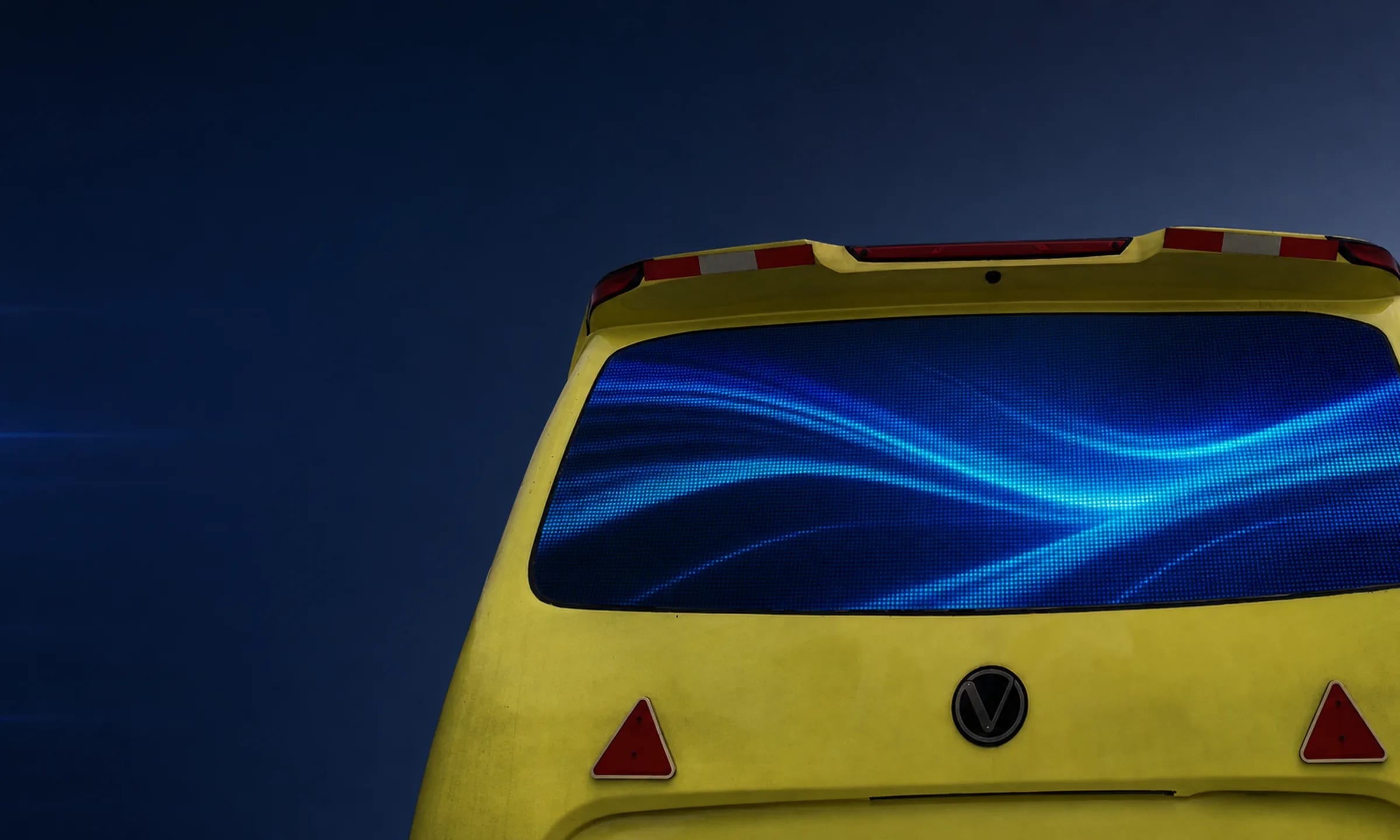 Detalle de la pantalla LED encendida en la retroventana de un bus urbano