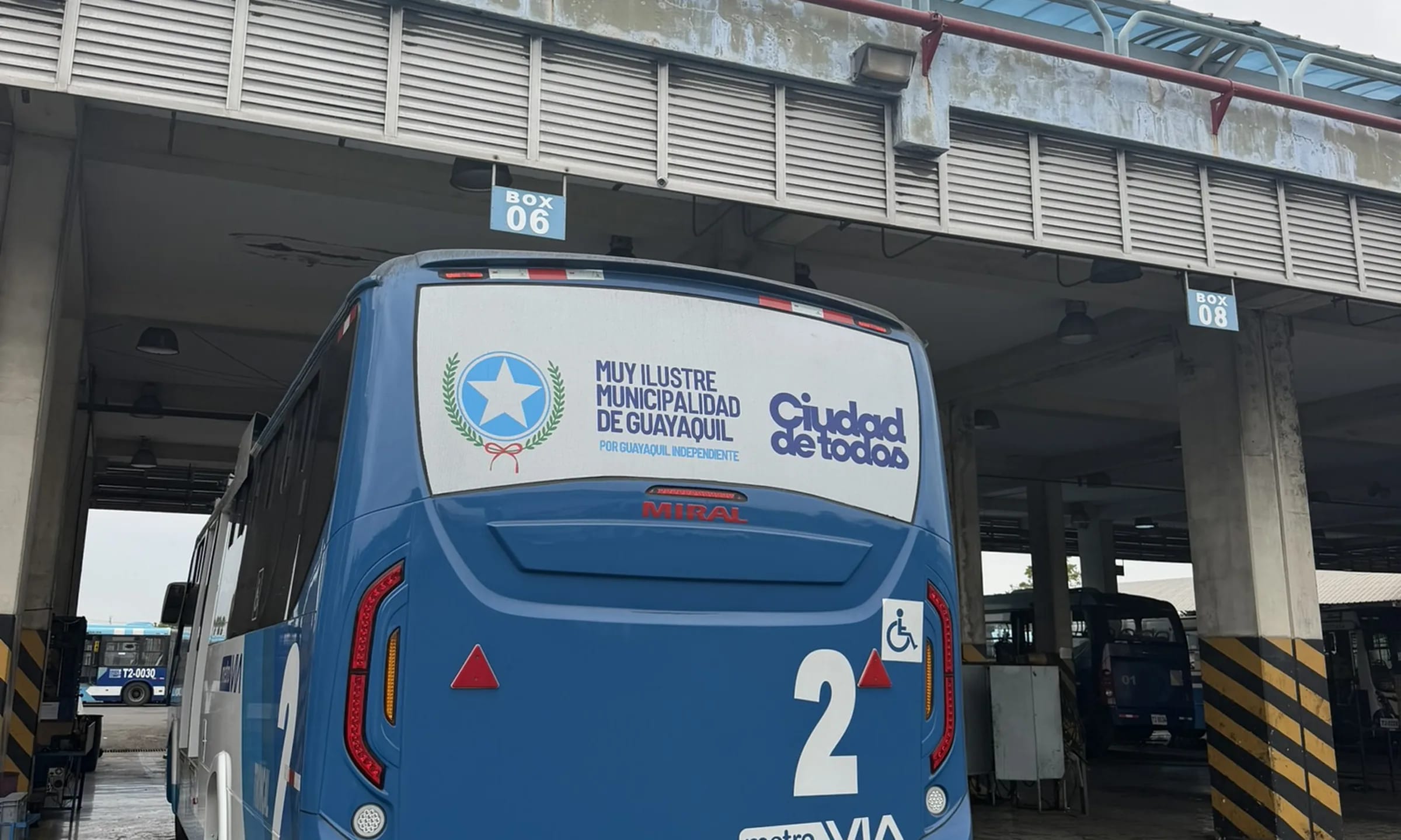 Bus de MetroExpress detenido en el box 06 del taller de mantenimiento
