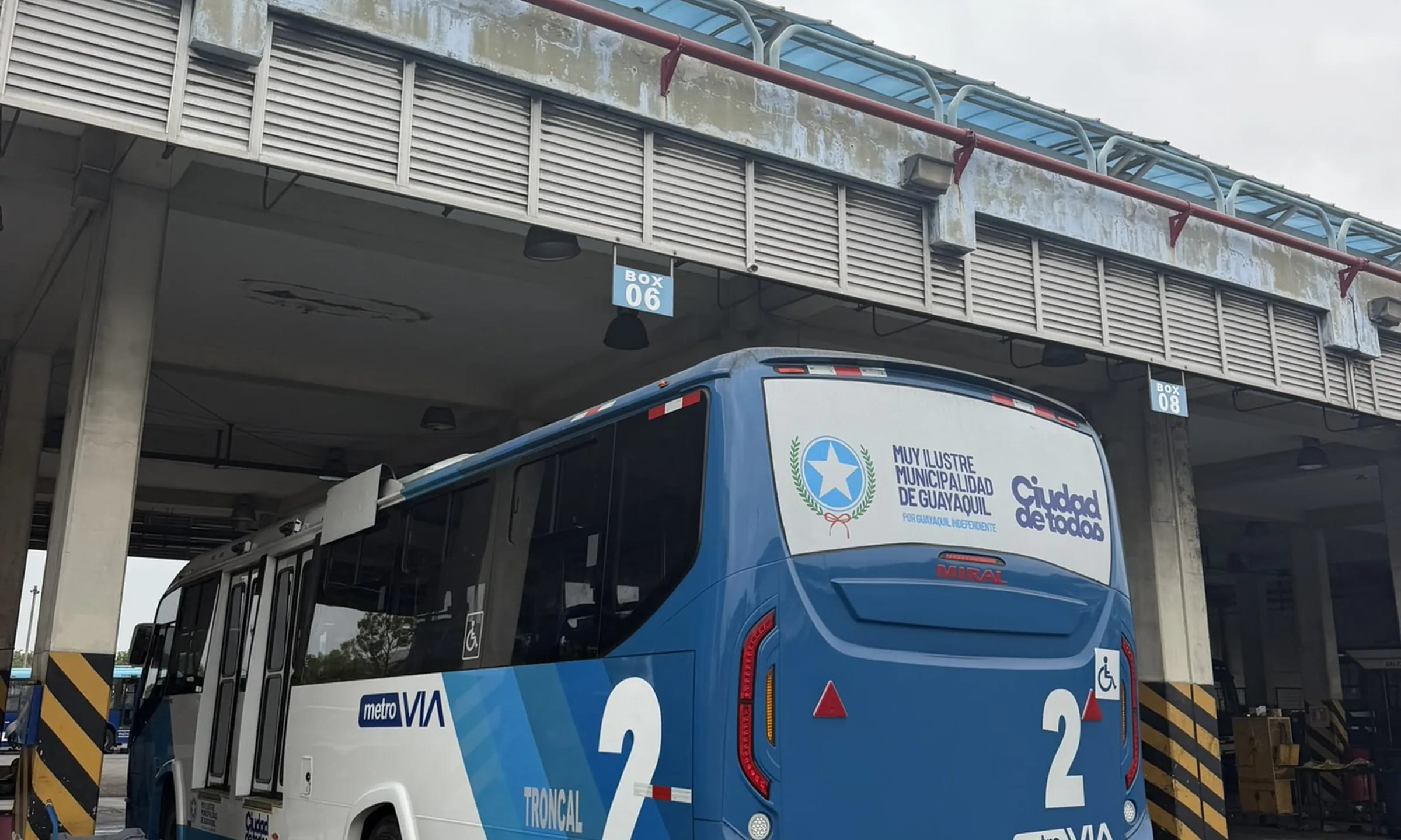 Bus de MetroExpress en la terminal, vista de tres cuartos desde atrás